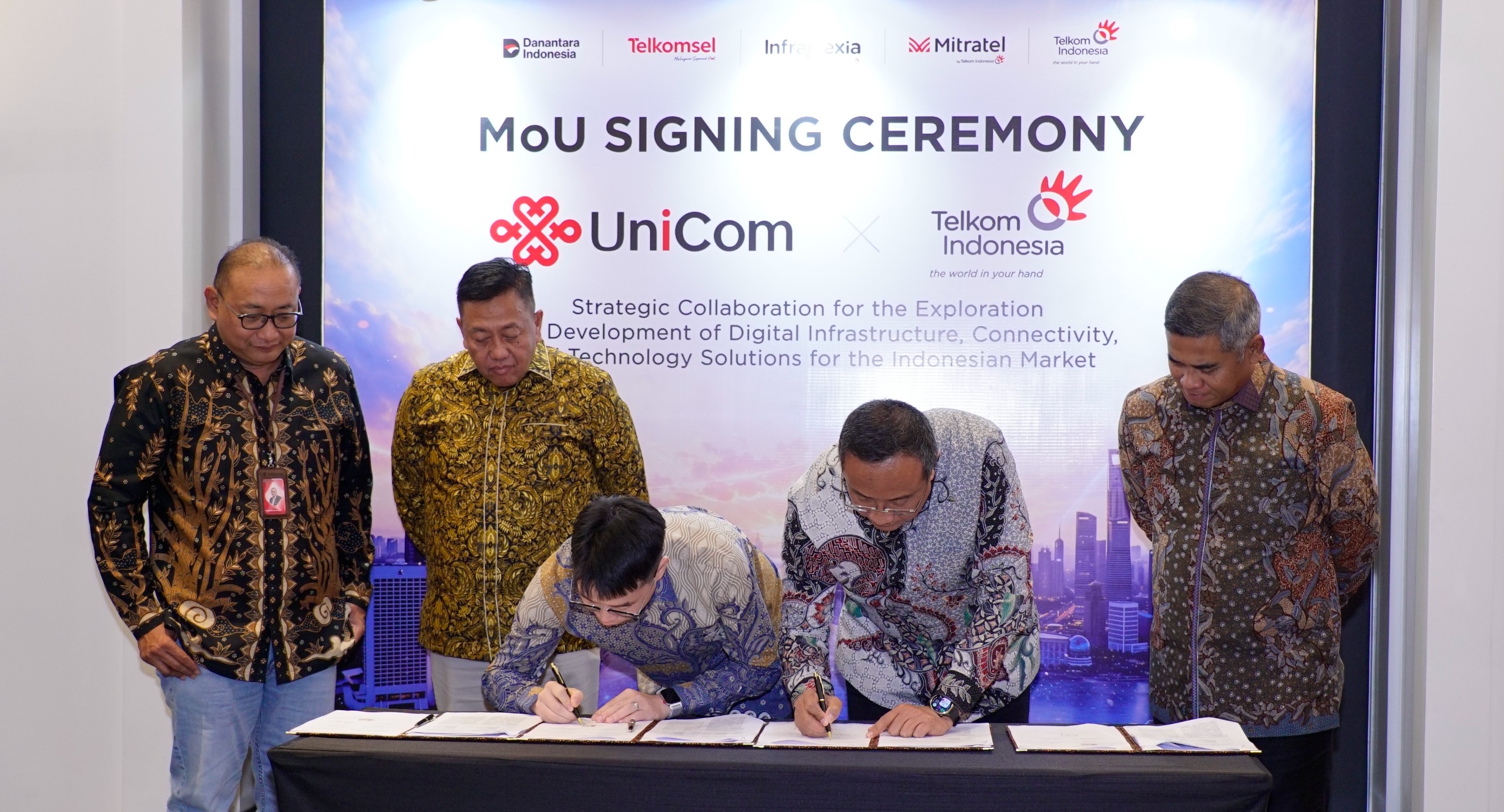 Jajaran manajemen TelkomGroup dan China Unicom usai penandatanganan Nota Kesepahaman (MoU) di Jakarta, Senin (21/9). ( Foto : Istimewa )