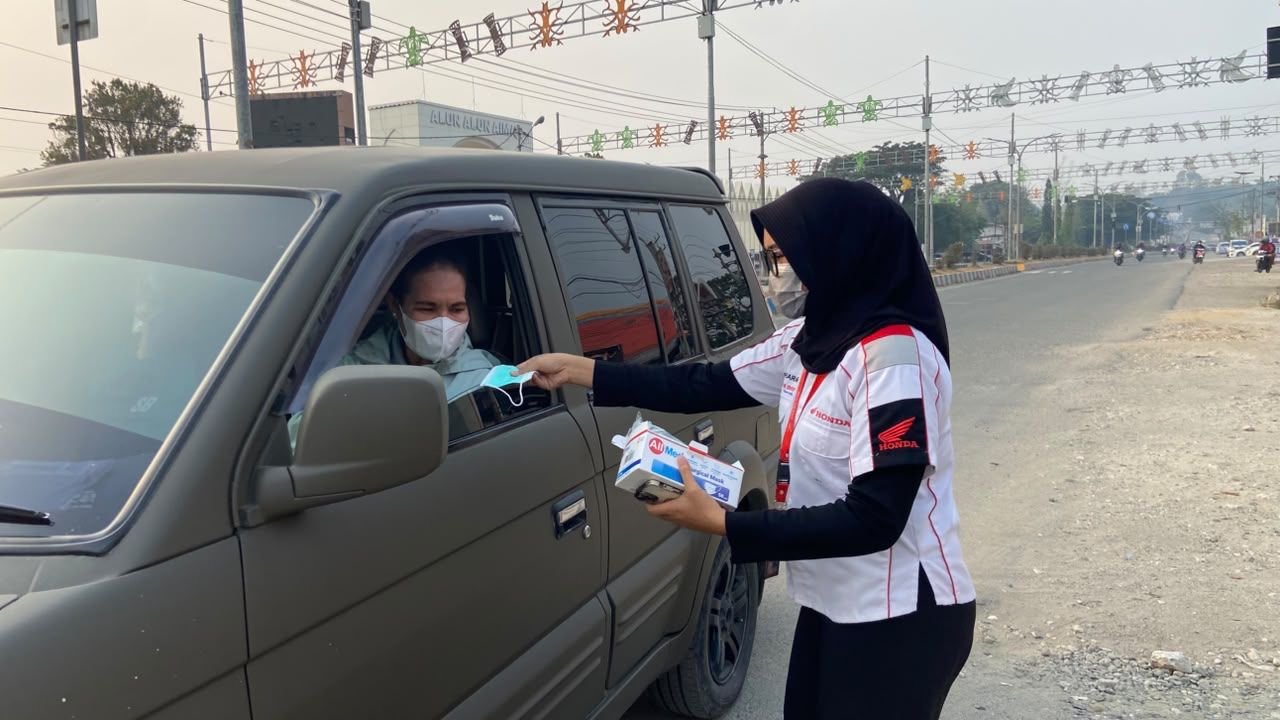 Astra Motor Papua Bagikan 10.000 Masker pada Masyarakat Terdampak Karhutla di Sorong